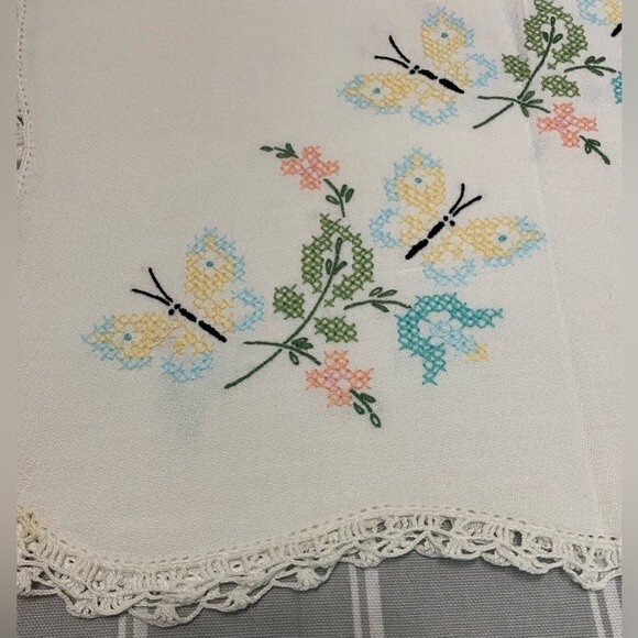 Vintage table runner hand embroidered butterflies and chrochet trimmed linen - Picture 3 of 8